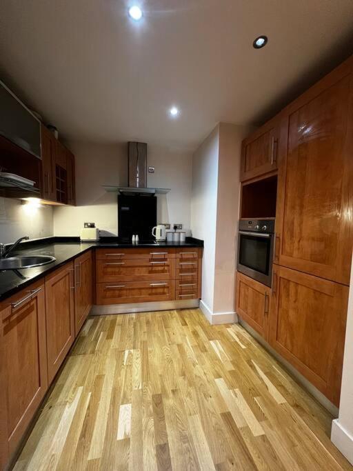 Leeds Clarence Dock 2 Bedroom Apt Luaran gambar