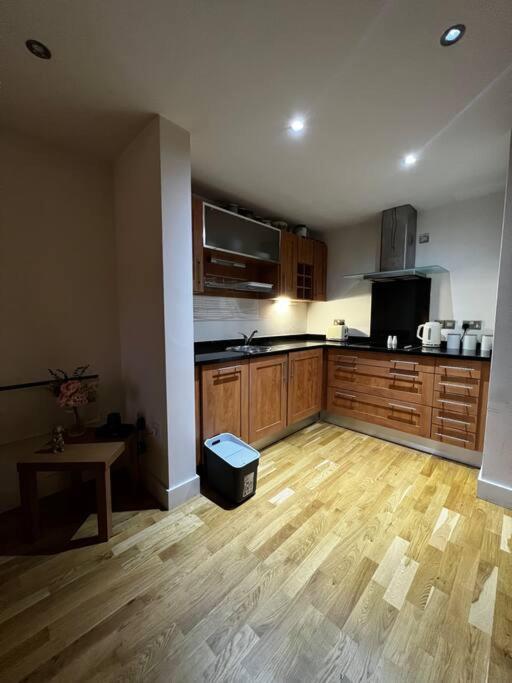 Leeds Clarence Dock 2 Bedroom Apt Luaran gambar