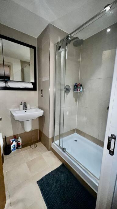 Leeds Clarence Dock 2 Bedroom Apt Luaran gambar