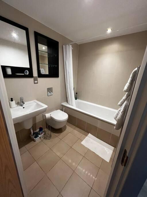 Leeds Clarence Dock 2 Bedroom Apt Luaran gambar